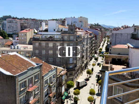 Piso exclusivo de 215 m² en venta en la peatonal de O Calvario (Vigo) con terrazas, vistas panorámicas a la ría y gran trastero privado.