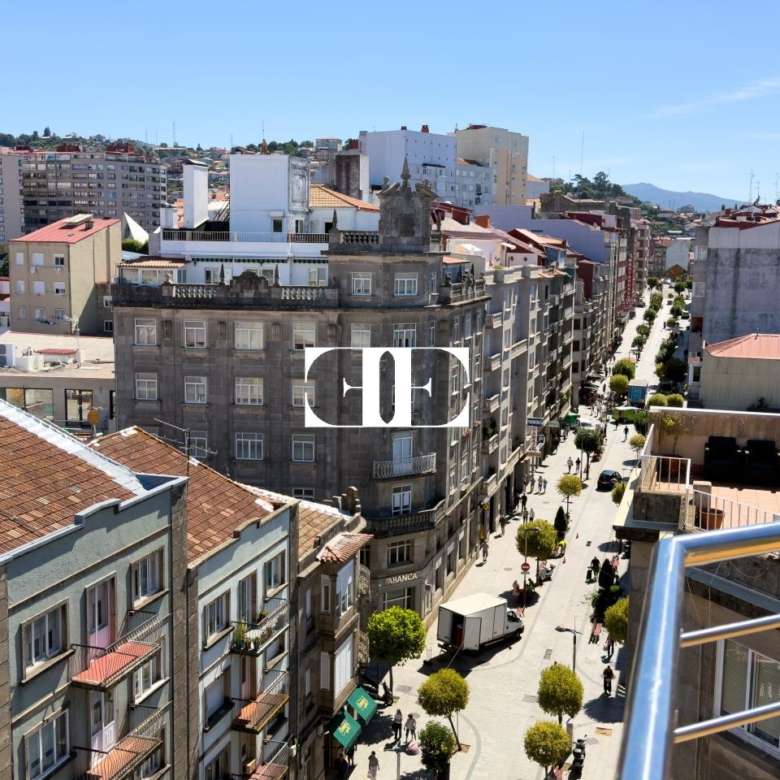 Piso exclusivo de 215 m² en venta en la peatonal de O Calvario (Vigo) con terrazas, vistas panorámicas a la ría y gran trastero privado.