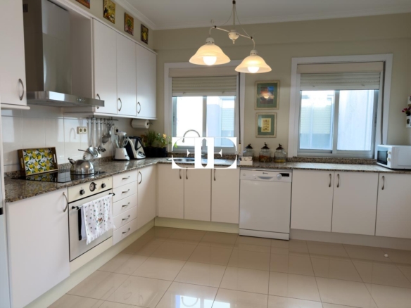 Piso exclusivo de 215 m² en venta en la peatonal de O Calvario (Vigo) con terrazas, vistas panorámicas a la ría y gran trastero privado.