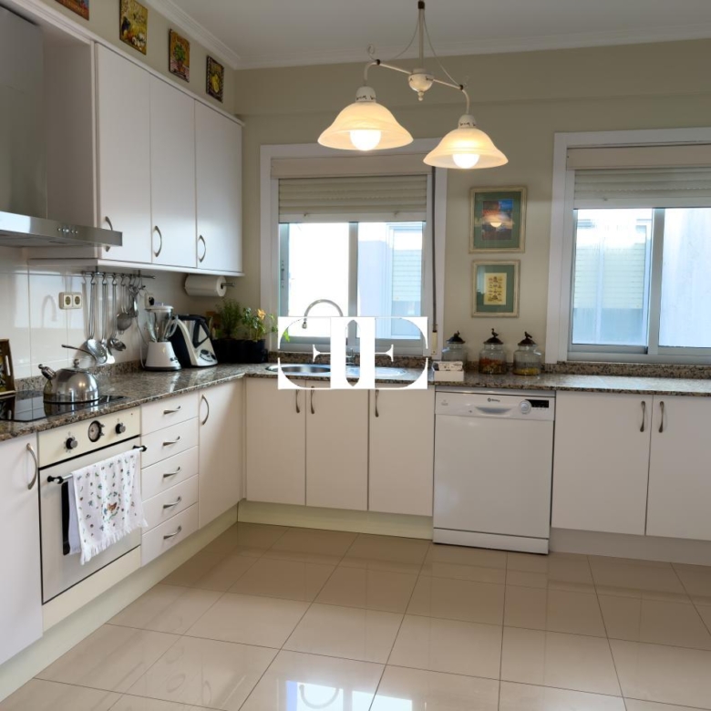 Piso exclusivo de 215 m² en venta en la peatonal de O Calvario (Vigo) con terrazas, vistas panorámicas a la ría y gran trastero privado.