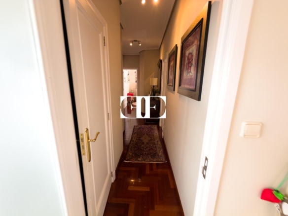 Piso exclusivo de 215 m² en venta en la peatonal de O Calvario (Vigo) con terrazas, vistas panorámicas a la ría y gran trastero privado.
