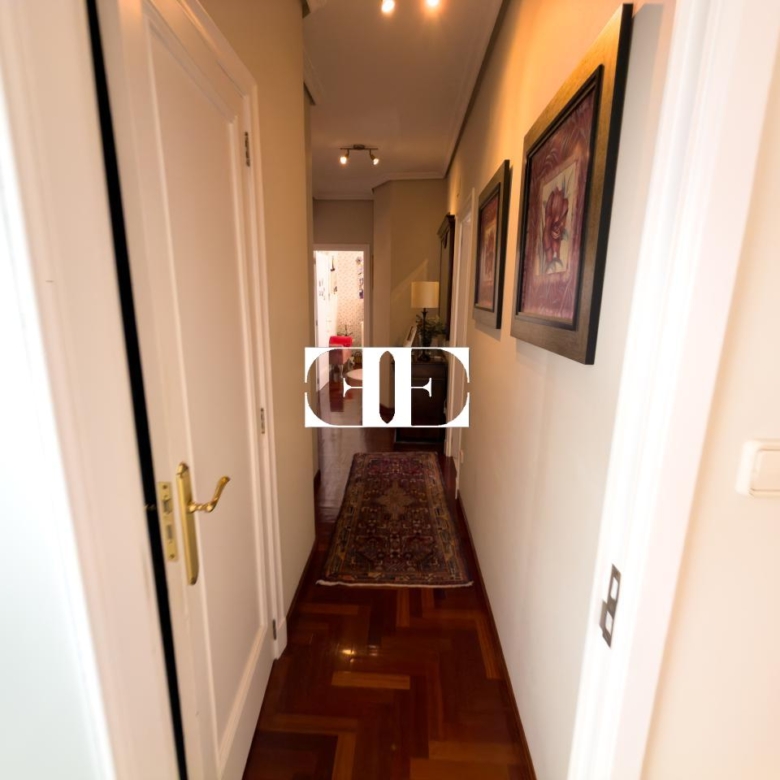 Piso exclusivo de 215 m² en venta en la peatonal de O Calvario (Vigo) con terrazas, vistas panorámicas a la ría y gran trastero privado.