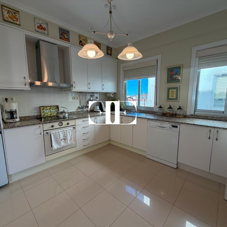 Piso exclusivo de 215 m² en venta en la peatonal de O Calvario (Vigo) con terrazas, vistas panorámicas a la ría y gran trastero privado.
