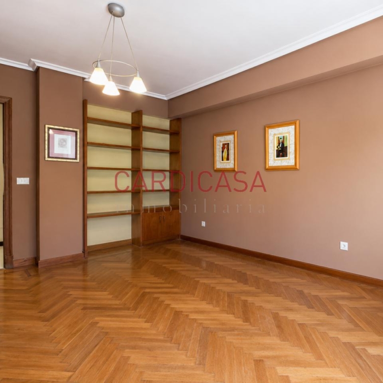 Vivienda amplia y muy luminosa con vistas al mar y dos plazas de garaje en la zona de Teis.