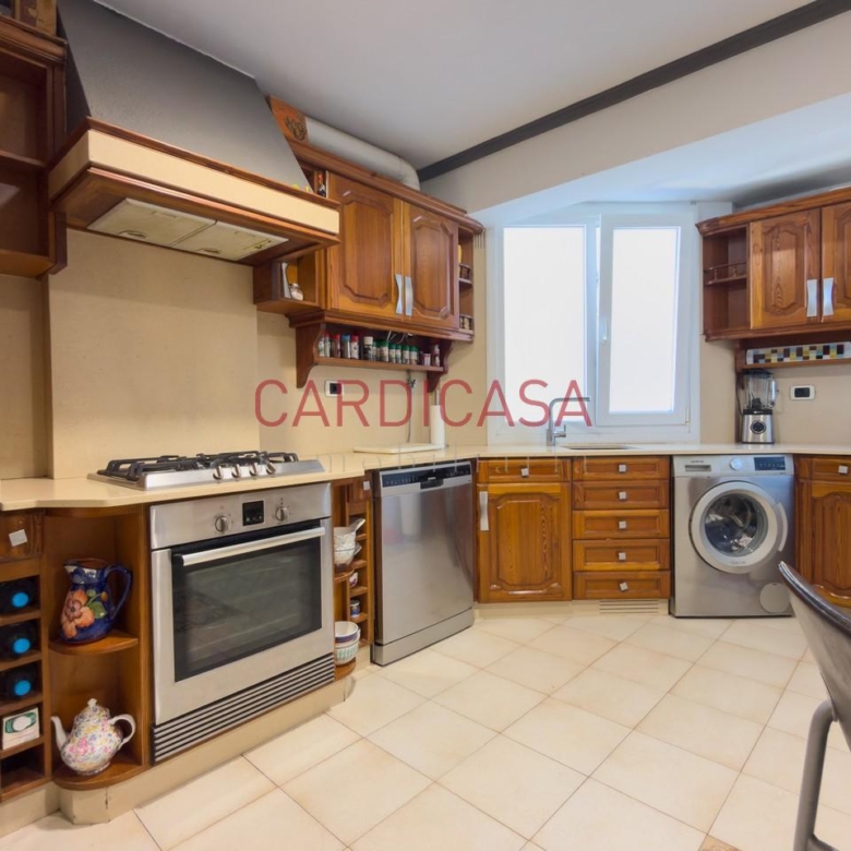 Vivienda amplia y muy luminosa con vistas al mar y dos plazas de garaje en la zona de Teis.