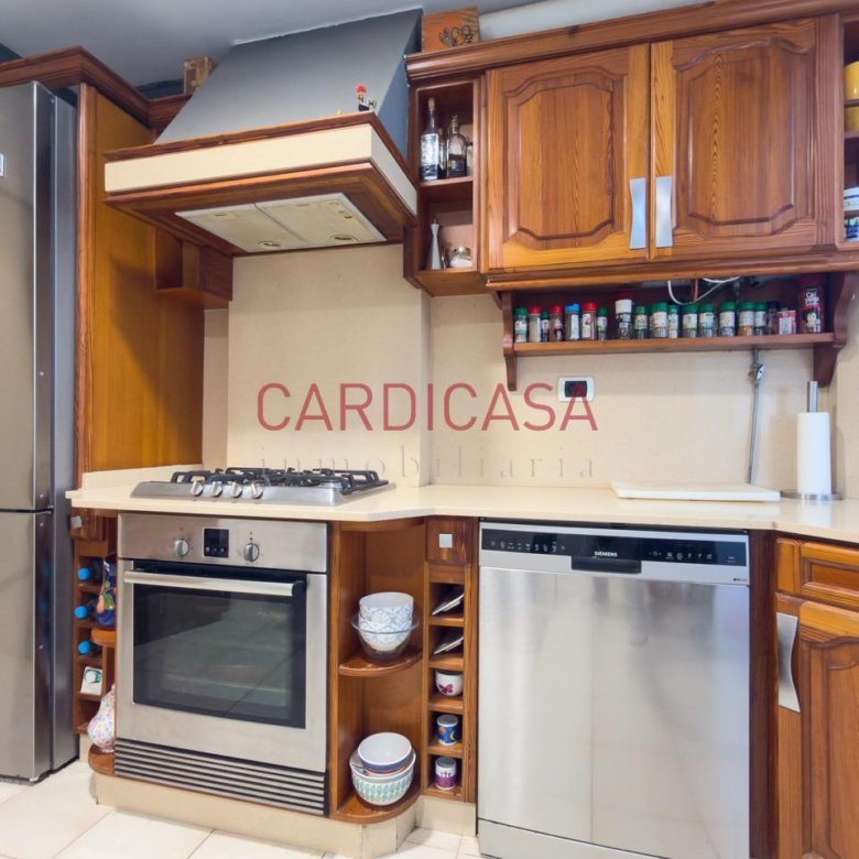 Vivienda amplia y muy luminosa con vistas al mar y dos plazas de garaje en la zona de Teis.