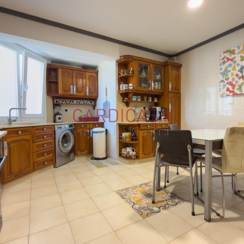 Vivienda amplia y muy luminosa con vistas al mar y dos plazas de garaje en la zona de Teis.