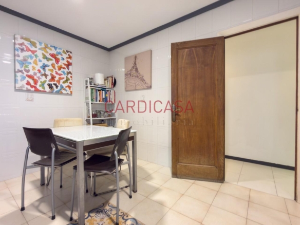Vivienda amplia y muy luminosa con vistas al mar y dos plazas de garaje en la zona de Teis.
