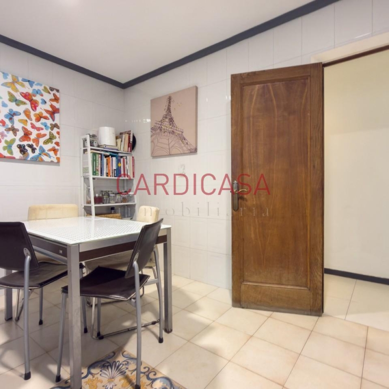 Vivienda amplia y muy luminosa con vistas al mar y dos plazas de garaje en la zona de Teis.
