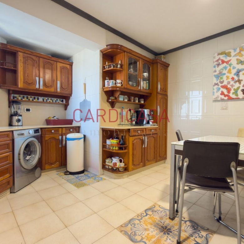 Vivienda amplia y muy luminosa con vistas al mar y dos plazas de garaje en la zona de Teis.