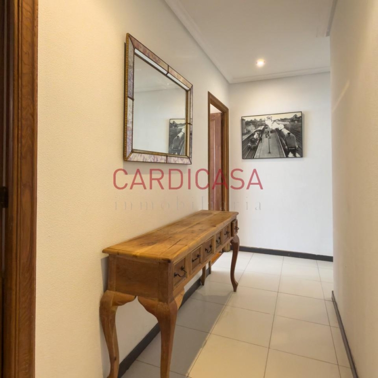 Vivienda amplia y muy luminosa con vistas al mar y dos plazas de garaje en la zona de Teis.