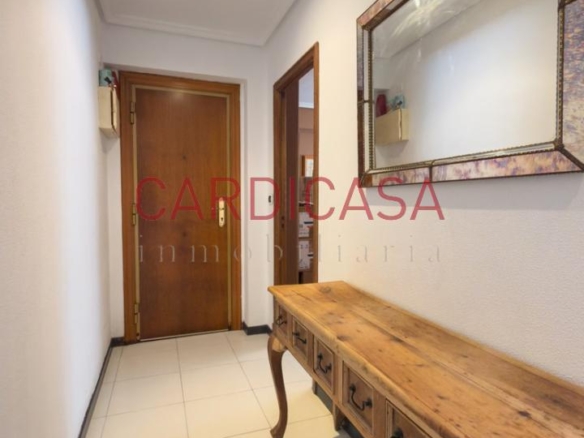 Vivienda amplia y muy luminosa con vistas al mar y dos plazas de garaje en la zona de Teis.