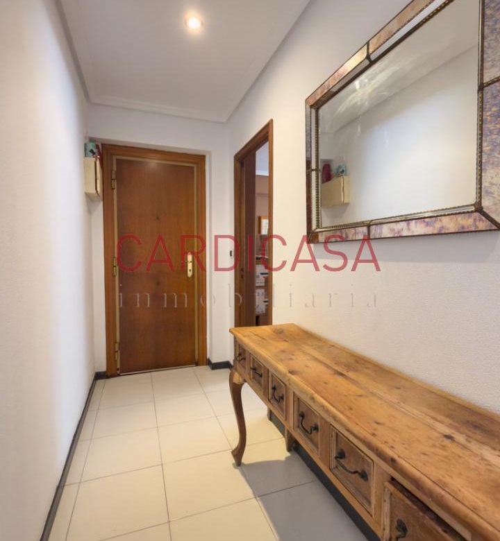 Vivienda amplia y muy luminosa con vistas al mar y dos plazas de garaje en la zona de Teis.
