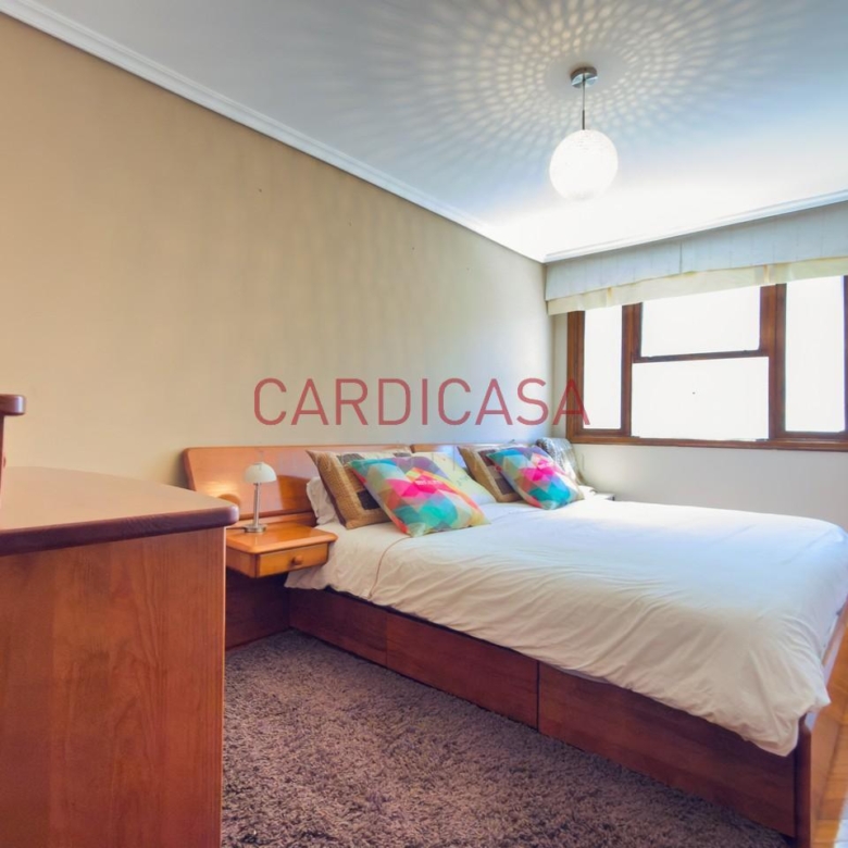 Vivienda amplia y muy luminosa con vistas al mar y dos plazas de garaje en la zona de Teis.