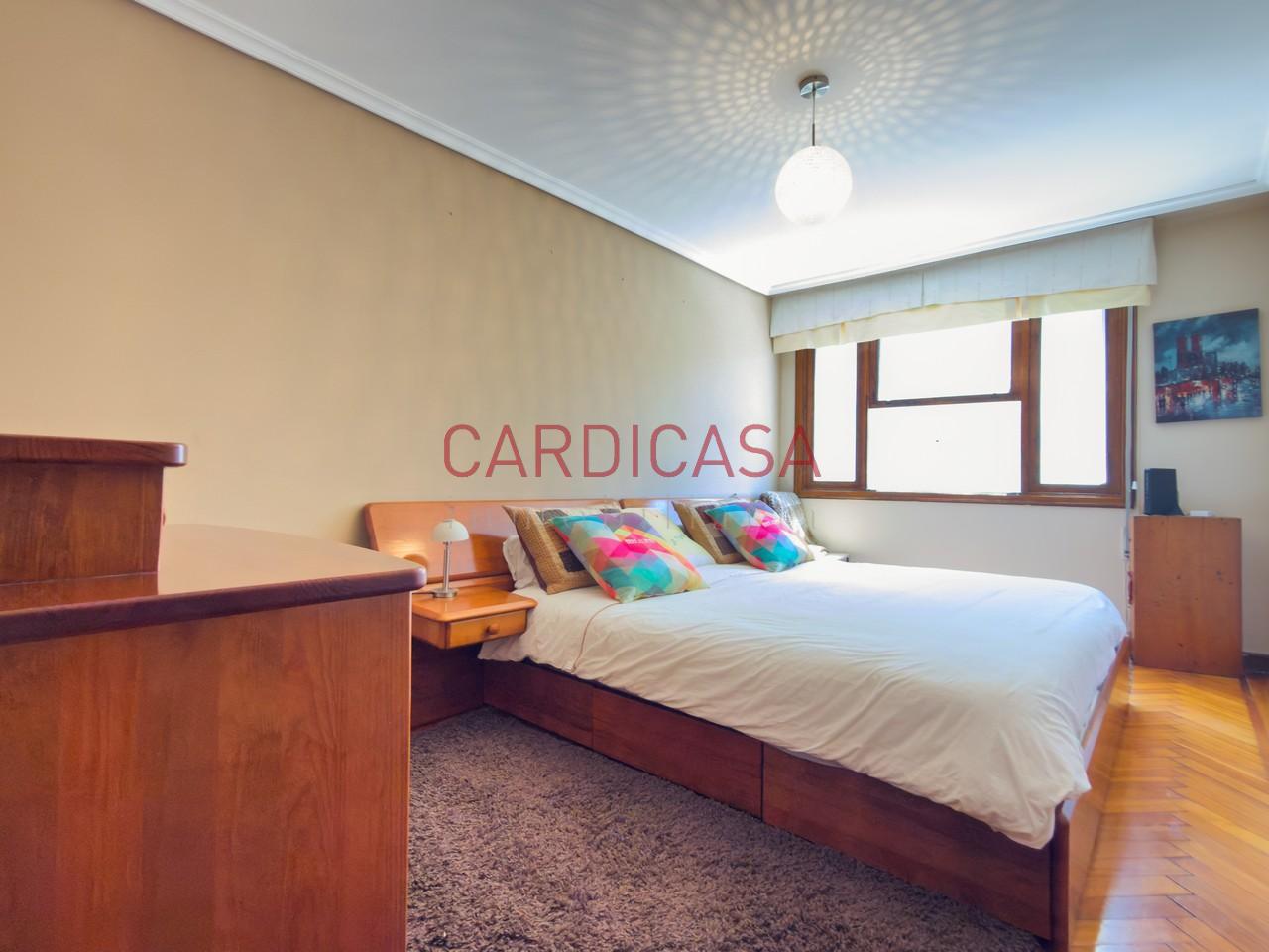 178333588409400172108_178310095625 Vivienda amplia y muy luminosa con vistas al mar y dos plazas de garaje en la zona de Teis.