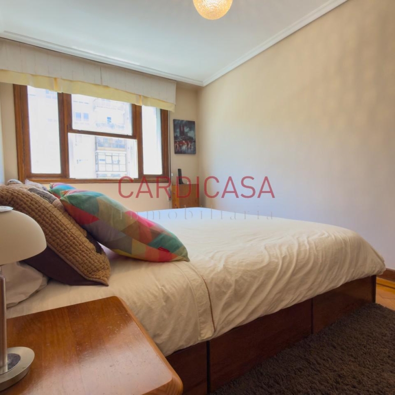 Vivienda amplia y muy luminosa con vistas al mar y dos plazas de garaje en la zona de Teis.