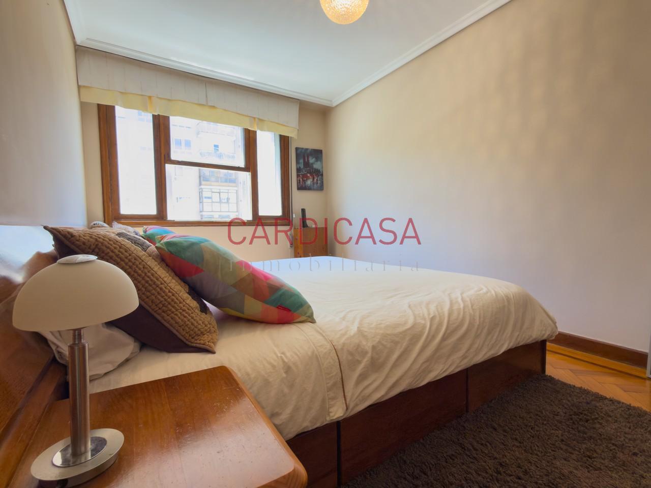 178333588469400172108_178310095808 Vivienda amplia y muy luminosa con vistas al mar y dos plazas de garaje en la zona de Teis.