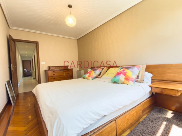 Vivienda amplia y muy luminosa con vistas al mar y dos plazas de garaje en la zona de Teis.