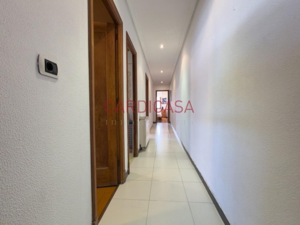 Vivienda amplia y muy luminosa con vistas al mar y dos plazas de garaje en la zona de Teis.