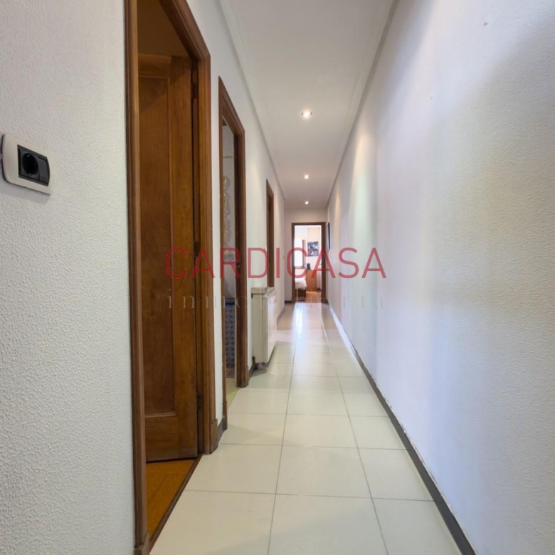 Vivienda amplia y muy luminosa con vistas al mar y dos plazas de garaje en la zona de Teis.