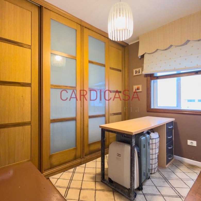 Vivienda amplia y muy luminosa con vistas al mar y dos plazas de garaje en la zona de Teis.