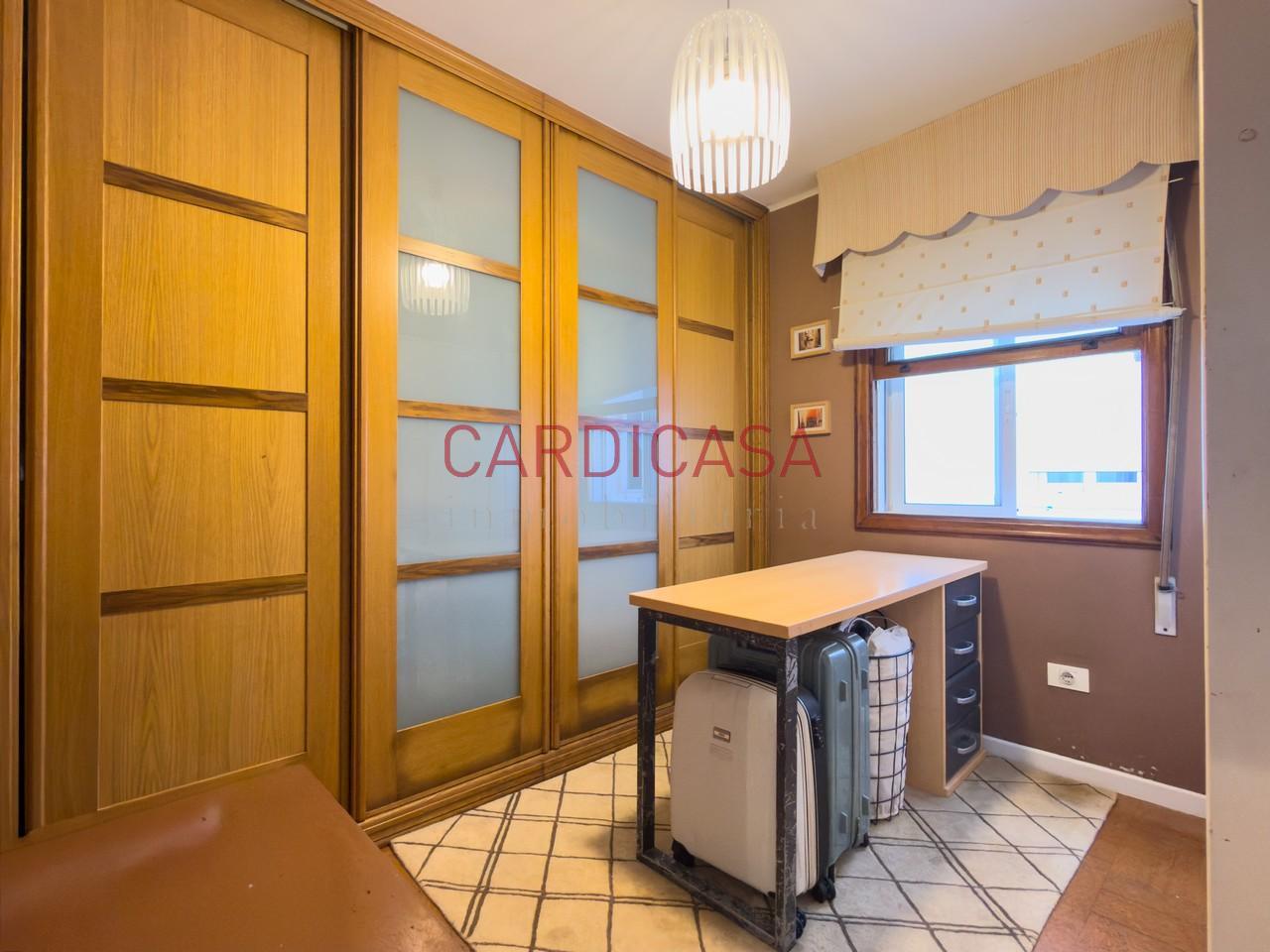 178333588651900172108_178310094785 Vivienda amplia y muy luminosa con vistas al mar y dos plazas de garaje en la zona de Teis.