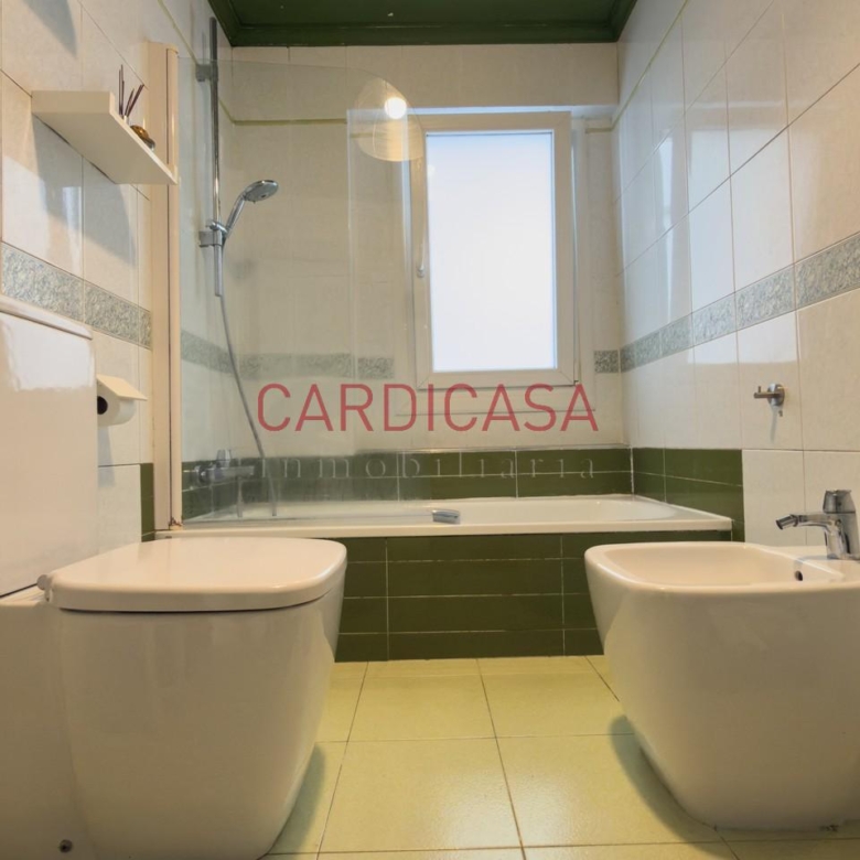 Vivienda amplia y muy luminosa con vistas al mar y dos plazas de garaje en la zona de Teis.