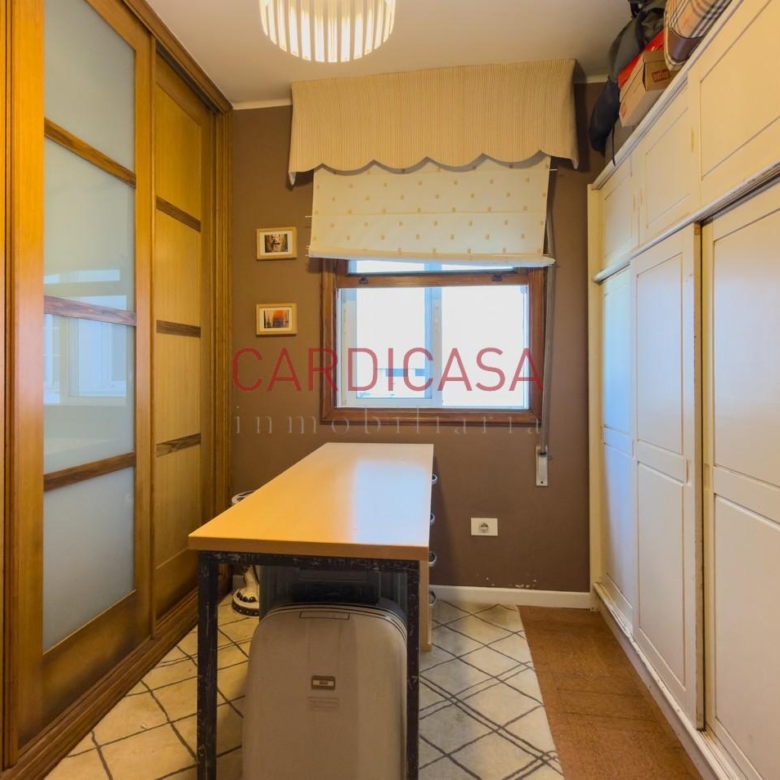Vivienda amplia y muy luminosa con vistas al mar y dos plazas de garaje en la zona de Teis.