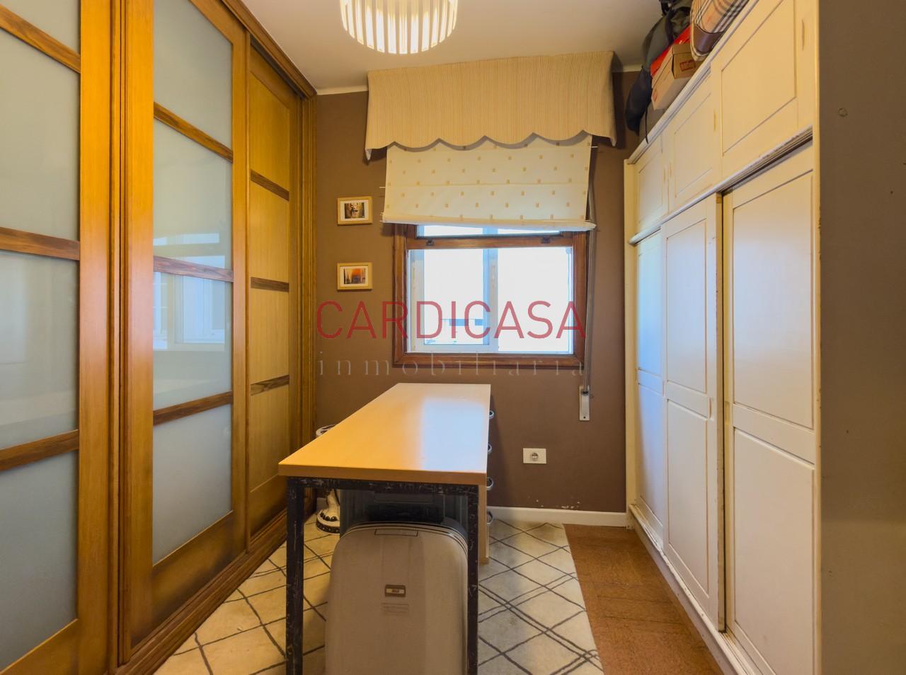 178333588723400172108_178310094859 Vivienda amplia y muy luminosa con vistas al mar y dos plazas de garaje en la zona de Teis.