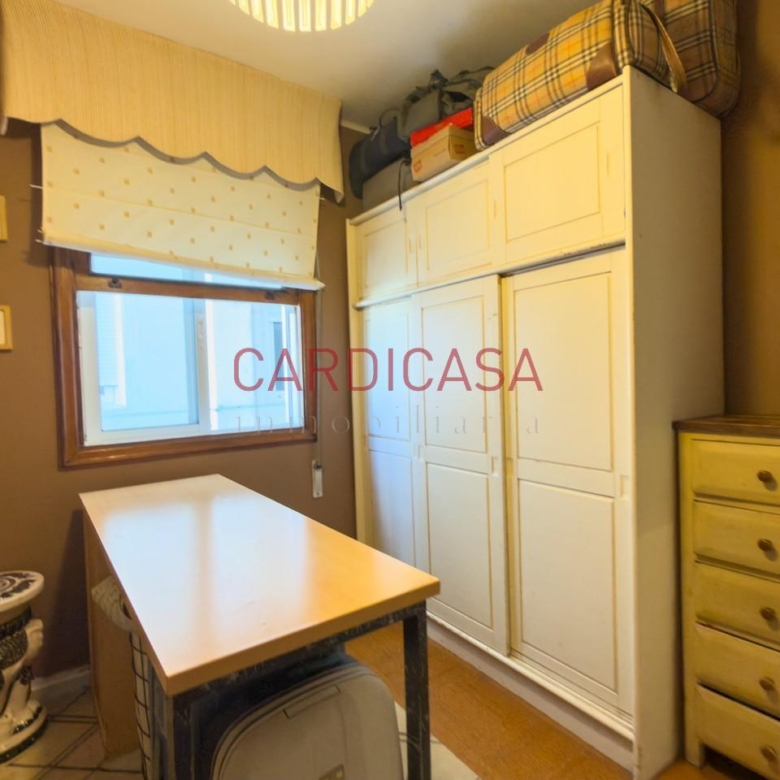 Vivienda amplia y muy luminosa con vistas al mar y dos plazas de garaje en la zona de Teis.