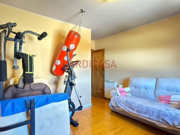 Vivienda amplia y muy luminosa con vistas al mar y dos plazas de garaje en la zona de Teis.