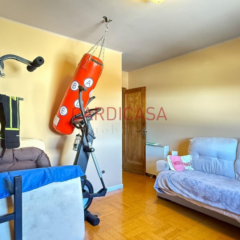 Vivienda amplia y muy luminosa con vistas al mar y dos plazas de garaje en la zona de Teis.