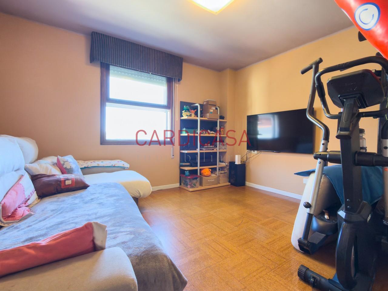 178333588931200172108_178310094575 Vivienda amplia y muy luminosa con vistas al mar y dos plazas de garaje en la zona de Teis.