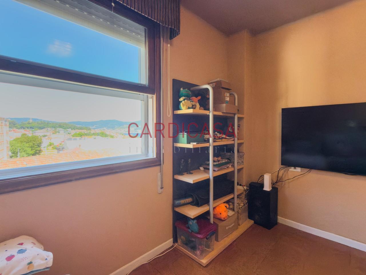 178333588994400172108_178310094611 Vivienda amplia y muy luminosa con vistas al mar y dos plazas de garaje en la zona de Teis.