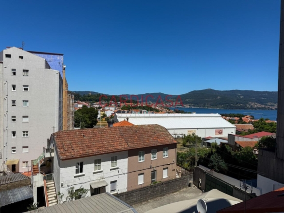 Vivienda amplia y muy luminosa con vistas al mar y dos plazas de garaje en la zona de Teis.