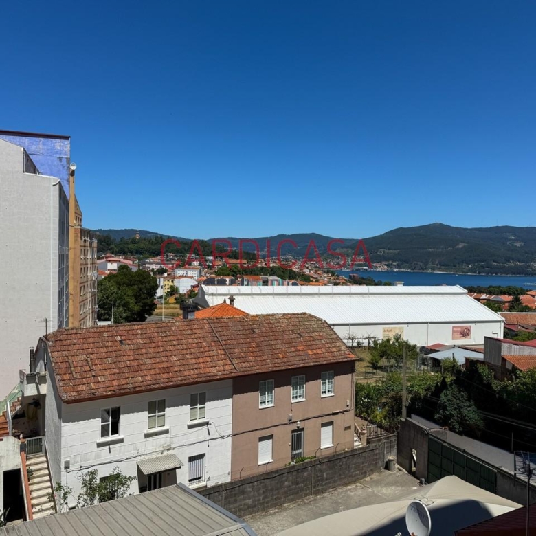 Vivienda amplia y muy luminosa con vistas al mar y dos plazas de garaje en la zona de Teis.