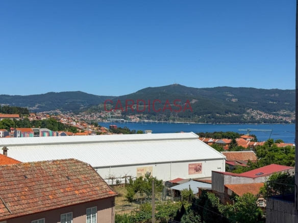 Vivienda amplia y muy luminosa con vistas al mar y dos plazas de garaje en la zona de Teis.