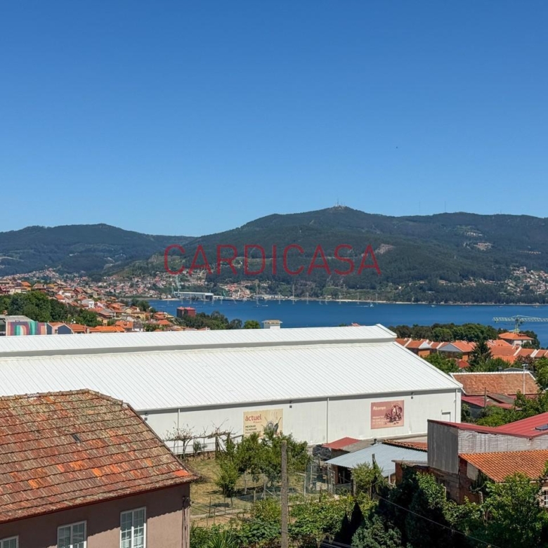 Vivienda amplia y muy luminosa con vistas al mar y dos plazas de garaje en la zona de Teis.
