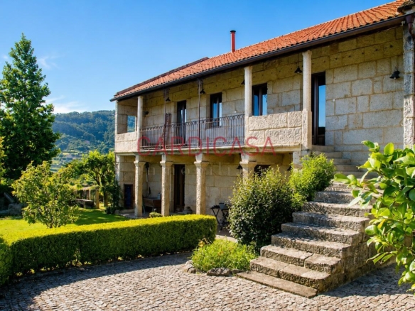 Casa de piedra de estilo rústico con gran finca, piscina y absoluta tranquilidad en Mondariz