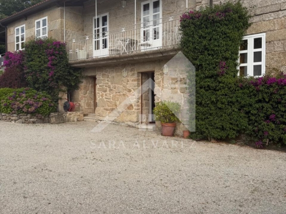 SE VENDE ESPECTACULAR CASA  DE PIEDRA RESTAURADA PRÓXIMA A LA CIUDAD DE PONTEVEDRA EN VIASCÓN- COTOBADE