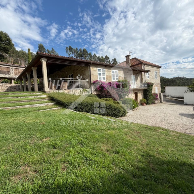 SE VENDE ESPECTACULAR CASA  DE PIEDRA RESTAURADA PRÓXIMA A LA CIUDAD DE PONTEVEDRA EN VIASCÓN- COTOBADE