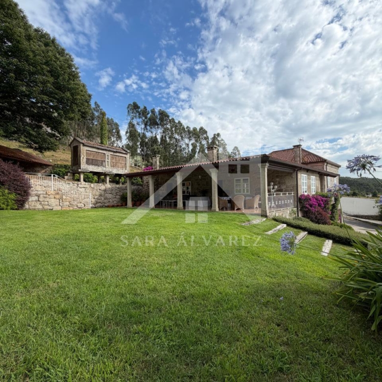 SE VENDE ESPECTACULAR CASA  DE PIEDRA RESTAURADA PRÓXIMA A LA CIUDAD DE PONTEVEDRA EN VIASCÓN- COTOBADE