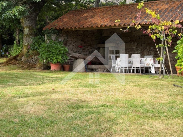 SE VENDE ESPECTACULAR CASA  DE PIEDRA RESTAURADA PRÓXIMA A LA CIUDAD DE PONTEVEDRA EN VIASCÓN- COTOBADE