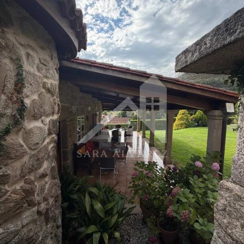 SE VENDE ESPECTACULAR CASA  DE PIEDRA RESTAURADA PRÓXIMA A LA CIUDAD DE PONTEVEDRA EN VIASCÓN- COTOBADE