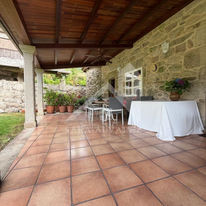 SE VENDE ESPECTACULAR CASA  DE PIEDRA RESTAURADA PRÓXIMA A LA CIUDAD DE PONTEVEDRA EN VIASCÓN- COTOBADE