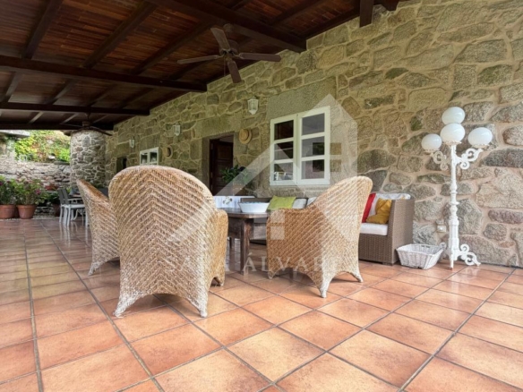 SE VENDE ESPECTACULAR CASA  DE PIEDRA RESTAURADA PRÓXIMA A LA CIUDAD DE PONTEVEDRA EN VIASCÓN- COTOBADE