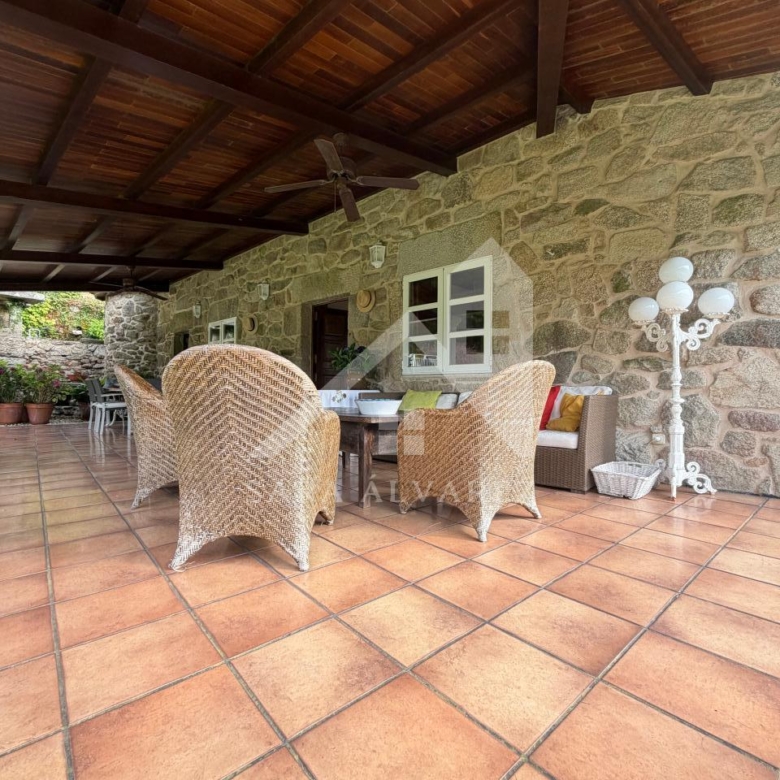 SE VENDE ESPECTACULAR CASA  DE PIEDRA RESTAURADA PRÓXIMA A LA CIUDAD DE PONTEVEDRA EN VIASCÓN- COTOBADE