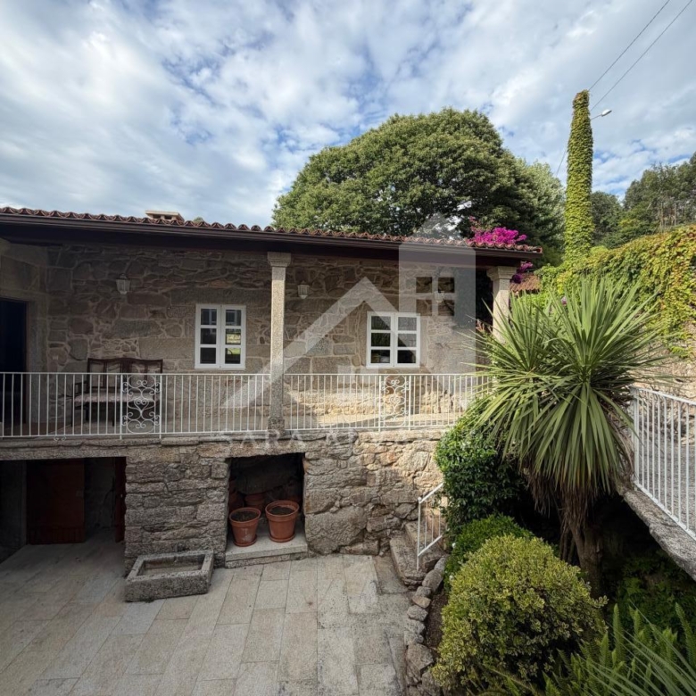 SE VENDE ESPECTACULAR CASA  DE PIEDRA RESTAURADA PRÓXIMA A LA CIUDAD DE PONTEVEDRA EN VIASCÓN- COTOBADE