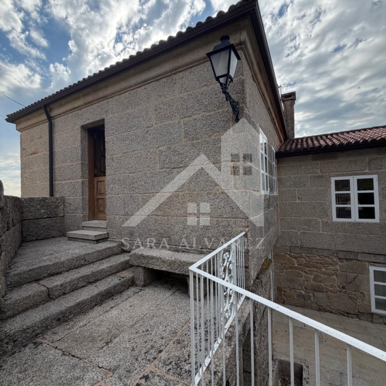 SE VENDE ESPECTACULAR CASA  DE PIEDRA RESTAURADA PRÓXIMA A LA CIUDAD DE PONTEVEDRA EN VIASCÓN- COTOBADE