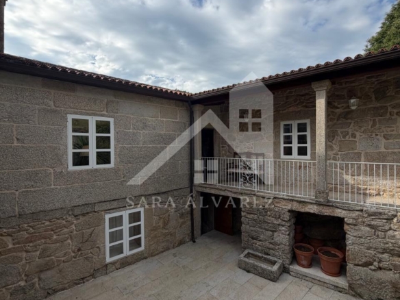 SE VENDE ESPECTACULAR CASA  DE PIEDRA RESTAURADA PRÓXIMA A LA CIUDAD DE PONTEVEDRA EN VIASCÓN- COTOBADE